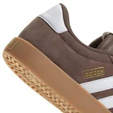 Championes urbanos Adidas modelo Court VL 3.0, color marrón con las icónicas tres tiras laterales en blanco y suela de goma color caramelo. Presentan un diseño de corte bajo con capellada de gamuza y cierre de cordones.
