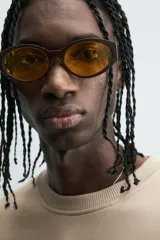 Sudadera de algodón color beige claro, corte relajado, cuello redondo y manga larga. Presenta bordado en relieve en el frente con texto en cursiva de color cobre.