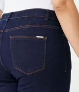 Pantalón de jean azul oscuro, de corte recto, con trabillas en la cintura, bolsillos delanteros y traseros.
