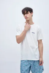 Remera blanca de manga corta con cuello redondo y logo estampado en el pecho.