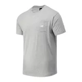 Remera New Balance de hombre, modelo Essentials Pocket, en color gris melange, con cuello redondo, mangas cortas, bolsillo parche en el pecho y pequeña etiqueta con el logo de la marca.