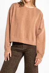 Buzo lila oversize confeccionado en 100% algodón, con cuello redondo, mangas largas y puños y dobladillo acanalados. Presenta un pequeño detalle bordado en el bajo.