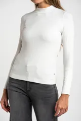 Polera de manga larga con cuello alto, confeccionada en tejido de punto acanalado. Presenta un diseño ajustado al cuerpo con puños definidos.