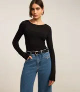 Suéter negro de tricot con cuello redondo y mangas largas.