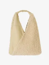 Cartera tipo hobo de gran tamaño, con forma envolvente y asa integrada. Presenta un diseño bicolor y de texturas mixtas: una sección es de cuero negro texturizado y la otra de material afelpado negro (tipo borrego o sherpa).