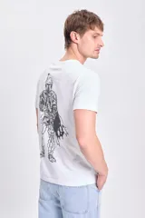 Remera blanca de manga corta con estampado de Boba Fett en la espalda.
