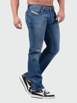 Pantalón de jean Diesel modelo 1985 Larkee de corte recto, color azul denim con lavado claro y detalles de costuras en contraste.