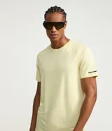 Remera deportiva de hombre en color rojo oscuro, con mangas cortas, cuello redondo y detalle de líneas negras en la manga. Confeccionada en poliéster con tecnología dry fit.
