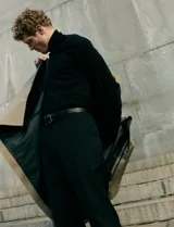 Pantalón de vestir de corte recto y estructura clásica, sin pinzas. Presenta una línea limpia y minimalista, ideal para un look formal o de oficina.