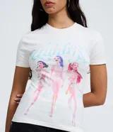 Remera de algodón con estampado frontal de las protagonistas de la película Huntrix. Presenta cuello redondo, mangas cortas y un corte ajustado al cuerpo.