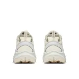 Championes de senderismo Merrell modelo Speed Strike 2, con diseño deportivo en tonos beige y crema. Presentan una parte superior de malla transpirable con refuerzos sintéticos, entresuela de espuma EVA para mayor estabilidad y suela de goma con tacos para un agarre superior.