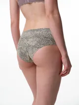 Bombacha tipo bikini de tiro medio confeccionada en microfibra con estampado animal print. Presenta terminaciones de corte láser para un acabado invisible y fundillo de algodón.