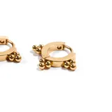 Aros tipo argolla dorados con tres bolitas colgantes.