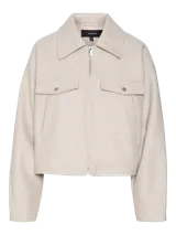 Chaqueta corta color beige con cuello con solapa y bolsillos en el pecho con cierre de botón.