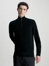Sweater negro de lana merino con cuello alto y cremallera corta.