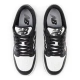 Championes New Balance 480, color negro con detalles en blanco, inspirados en las zapatillas de baloncesto BB680.