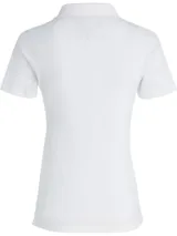 Chomba de corte slim confeccionada en tejido piqué de algodón con elastano. Presenta cuello clásico de polo, cartera con botones y mangas cortas.