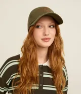 Gorra de sarga color verde oliva con visera curva y ajuste trasero mediante hebilla. Presenta un bordado frontal en hilo naranja con el texto "Los Angeles 1996 California".