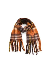 Bufanda de tejido suave con diseño de cuadros escoceses en tonos mostaza, azul y blanco. Presenta flecos en los extremos y un aplique circular decorativo en uno de sus lados.
