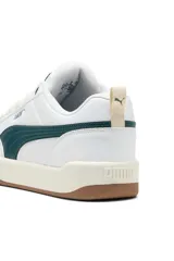 Championes deportivos Puma estilo lifestyle, color blanco con franja lateral y detalles en verde oscuro, cordones anchos en tono tostado y suela de goma.
