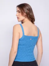 Top sin mangas ajustado al cuerpo, color naranja pálido, con tirantes finos y tejido de punto con tramado texturizado.