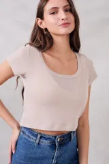 Top color beige de lurex, corte crop y mangas cortas.