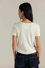 Remera de algodón acanalado color marrón topo, de calce entallado, con escote redondo, mangas cortas y efecto desgastado en las costuras.