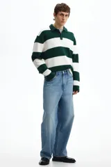 Remera polo de punto fino de algodón con diseño a rayas horizontales en verde oscuro y blanco, de manga larga, con cuello clásico y cierre frontal de tres botones.