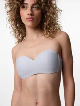 Soutien strapless de microfibra con copas preformadas y aro, diseñado para ofrecer soporte firme. Cuenta con cierre trasero multiposición y breteles desmontables para mayor versatilidad.