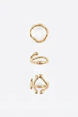 Set de tres anillos de metal dorado con diseño orgánico y efecto fundido (melted).