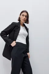 Pantalón de vestir tiro alto wide leg negro, con silueta amplia, bolsillos laterales funcionales y bolsillos traseros de vivo, confeccionado en algodón.