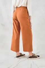 Pantalón color ladrillo de corte ancho, con cintura elastizada y bolsillos laterales.