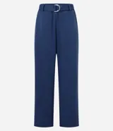 Pantalón recto color azul, de talle alto con cinturón incorporado con hebilla metálica redonda y bolsillos laterales. Pertenece a la marca Marfinno.