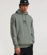 Hoodie de felpa color verde militar, con capucha ajustable por cordones, bolsillo canguro frontal y estampado lettering en el pecho y la manga derecha.
