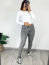 Pantalón de jean chupín gris claro con efecto lavado.
