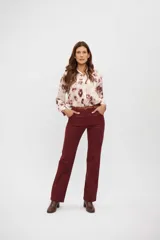 Camisa de manga larga color crema con estampado tie-dye en tonos borgoña/marrón. Presenta cuello camisero y cierre frontal de botones.