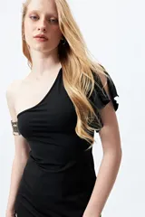 Vestido negro de un solo hombro con escote asimétrico y manga volada con tajo. El tejido es muy elástico y ajustado al cuerpo.