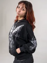 Buzo canguro negro con capucha, confeccionado en algodón, con estampado frontal y en las mangas de un ángel en color blanco.
