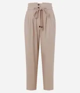 Pantalón zanahoria color beige, de tiro alto, con pliegues delanteros y lazo en la cintura.