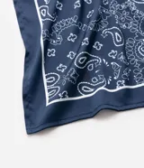 Pañuelo cuadrado de poliéster con acabado satinado y estampado clásico de paisley en color azul marino y blanco.
