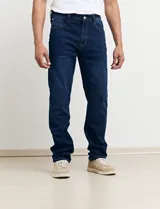 Pantalón de jean de corte recto, color azul.