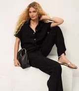 Pantalón femenino de corte recto y fluido, cintura alta con elástico y lazo ajustable. Tejido de chiffon texturizado.