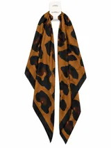 Pañuelo rectangular con estampado animal print de leopardo en tonos marrones y negros, con bordes negros contrastantes.