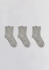Kit de tres pares de medias de caño medio Hering, color blanco, de diseño liso y clásico.