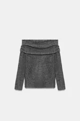 Jersey de punto gris con escote recto tipo palabra de honor, con detalle de vuelta en la parte superior y manga larga.