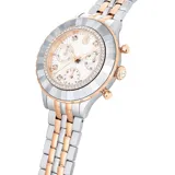 Reloj cronógrafo Swarovski Octea Chrono con caja de 37 mm de acero inoxidable y tono oro rosa. Presenta un bisel cristalizado facetado con pavé transparente, esfera guilloché blanca con tres contadores, índices de cristales y manecillas con LumiNova. Incorpora una pulsera bicolor de eslabones metálicos.