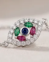 Pulsera de plata con dije central en forma de ojo turco, adornado con circonias multicolores y pavé de circonias blancas.