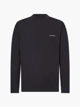 Remera negra de manga larga con cuello perkins y logo de Calvin Klein bordado en blanco en el pecho.