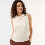 Top sin mangas de color blanco marfil, con diseño ajustado al cuerpo y elegante escote drapeado.