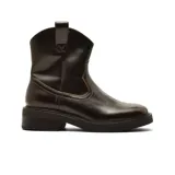 Bota corta estilo western de cuero color marrón oscuro, con costuras decorativas en el empeine, tiradores laterales y suela de goma con plataforma baja.